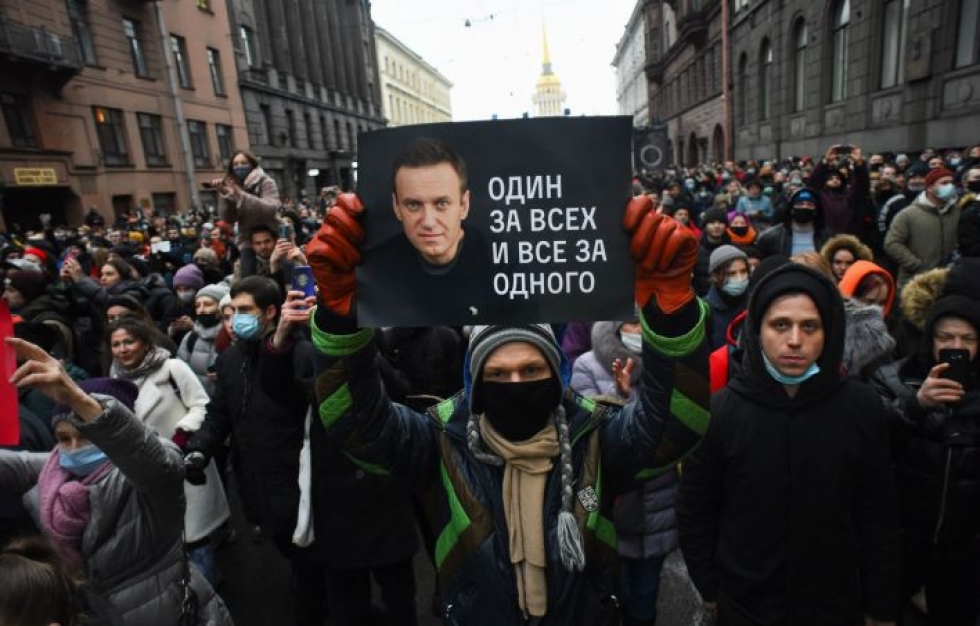 Mieltä osoitettiin viikonloppuna eri puolilla Venäjää, kuva Pietarista. Lehtikuva/AFP