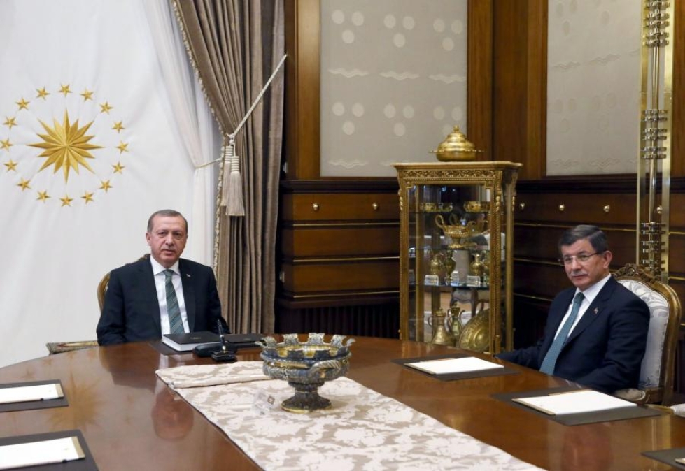 Presidentti Erdogan (vas) ja pääministeri Davutoglu tapasivat keskiviikkona kriisikokouksessa, mutta sopua ei löytynyt. Kuva. Lehtikuva/AFP