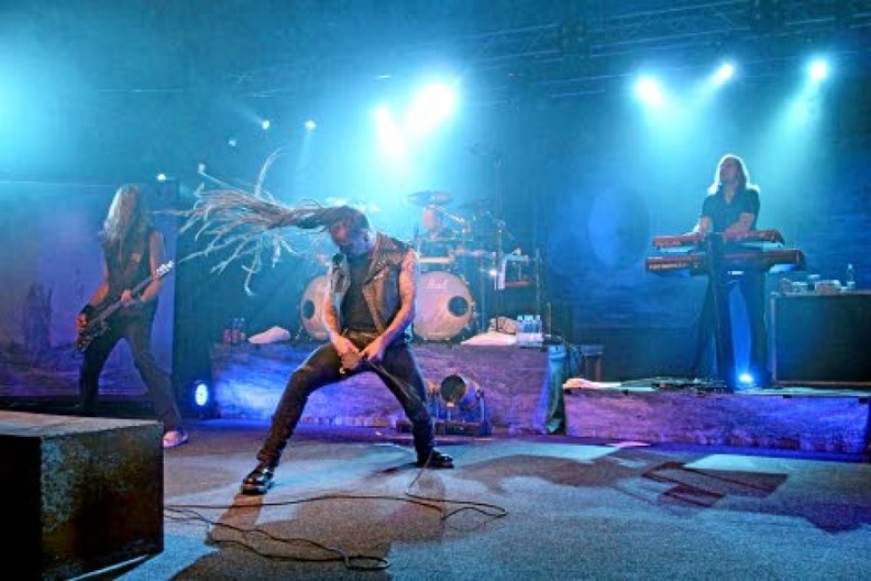 Torstaina Lieksan jäähallissa esiintynyt Amorphis ei jättänyt yleisöään kylmäksi. Tomi Joutsen kannusti ihmisiä laittamaan päät pyörimään ja näytti itse esimerkkiä.