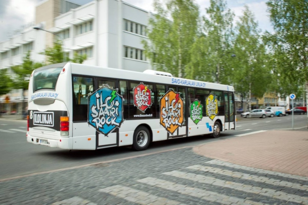 Tältä näyttää keskiviikkona liikennöinnin aloittaneen Savo-Karjalan Linjan Ilolinjan bussi. Ne ovat tavallisia reittibusseja, jotka on koristeltu Ilosaarirockin logoin.