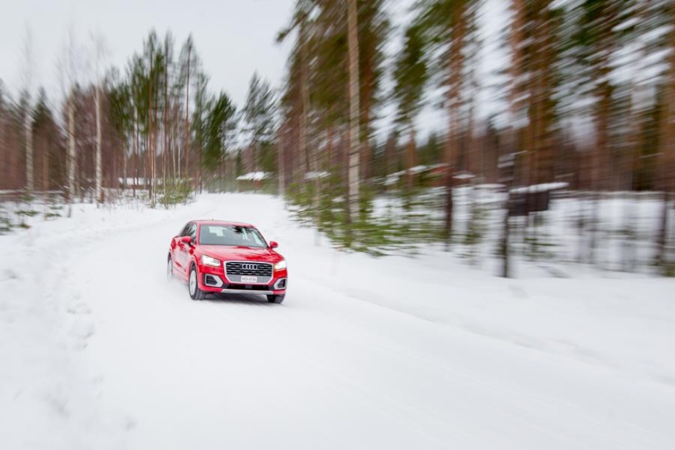 Audin uusi Q2 on hauska auto ajaa lumisilla maanteillä. Muodoissa on Audin perinteitä, ja kokonaisuus on tyylikäs.