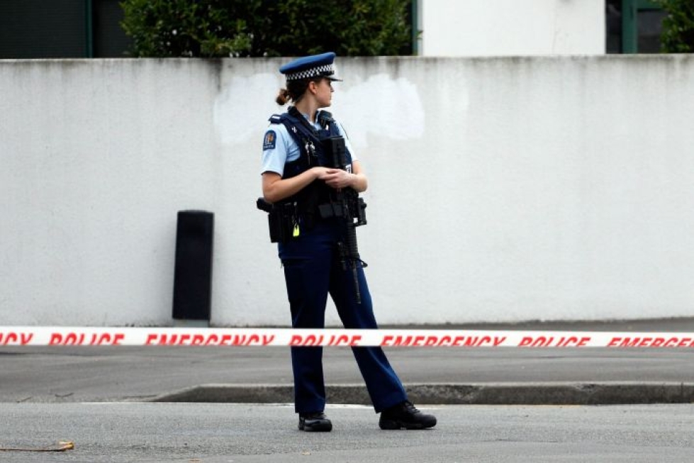 Poliisi partioi moskeijan edustalla Uuden-Seelannin Christchurchissa perjantain terrori-iskujen jälkeen. LEHTIKUVA/AFP