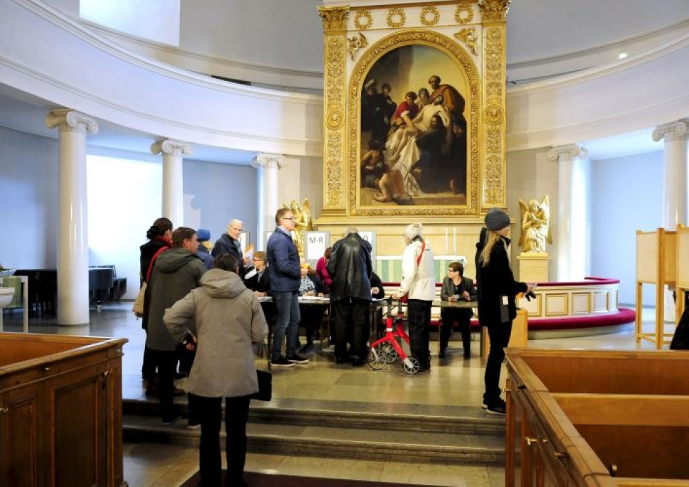 Seurakuntavaaleissa valitaan uudet päättäjät noin 400 seurakuntaan. Helsingin Tuomiokirkko on tänään yksi äänestyspaikoista.  LEHTIKUVA / MESUT TURAN