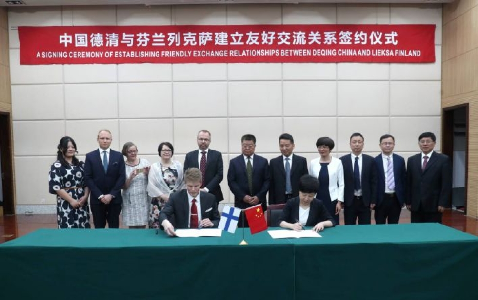 Lieksan kaupunginjohtaja Jarkko Määttänen ja Deqingin piirikunnan johtaja Wang Qin Ying allekirjoittivat sopimuksen yhteistyöstä viime viikolla.