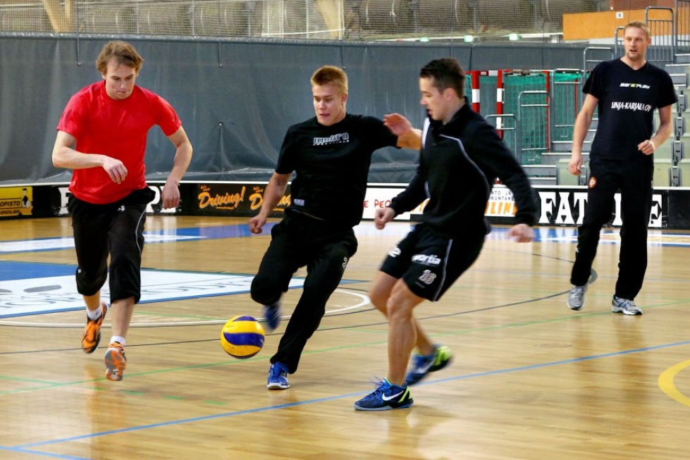 Liiga-Riennon lentopalloilijat ottavat alkuhiet jalkapallon parissa.