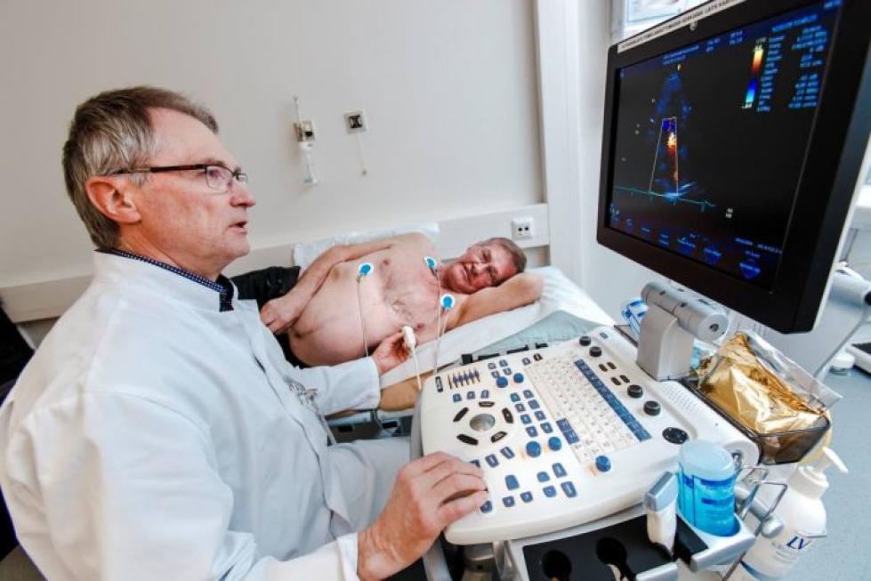 Kardiologi Juha Hartikainen tekee sydämen ultraäänitutkimuksen Matti Haliselle. Vuosia sitten tehty ablaatiohoito on pitänyt sydämen kunnossa.