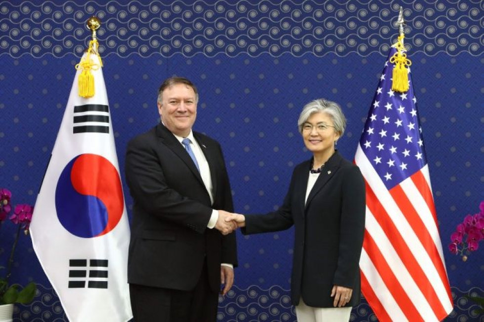 USA:n ulkoministeri Mike Pompeo ja Etelä-Korean ulkoministeri Kang Kyung-wha kättelivät tapaamisessaan Soulissa tänään. LEHTIKUVA / AFP