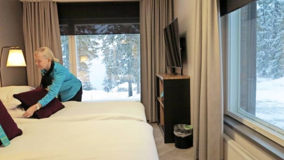 Kolin hotellin asiakaspalvelupäällikkö Sari Otalahti uudistetussa hotellihuoneessa. Hotelli on varattu jouluksi täyteen.
