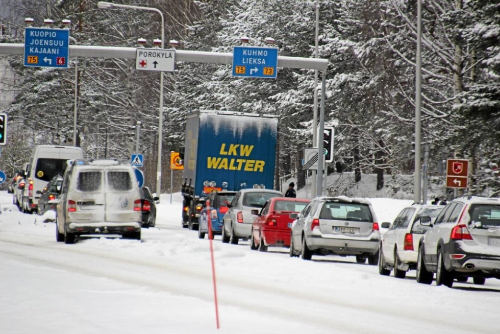 Rekka jäi jumiin liukkaaseen Kuopiontien ja Porokylänkadun liikennevaloristeykseen Nurmeksessa.