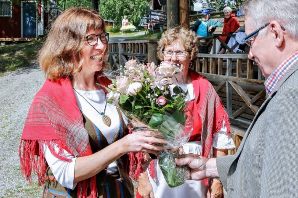Juuan uusi Elli, Kristiina Tallgren, sai hartioilleen ellihuivin viime vuoden Elliltä Arja Tanskaselta. Ensimmäiset kukat ojensi Juuka-seuran puheenjohtaja Pekka Pietiäinen.