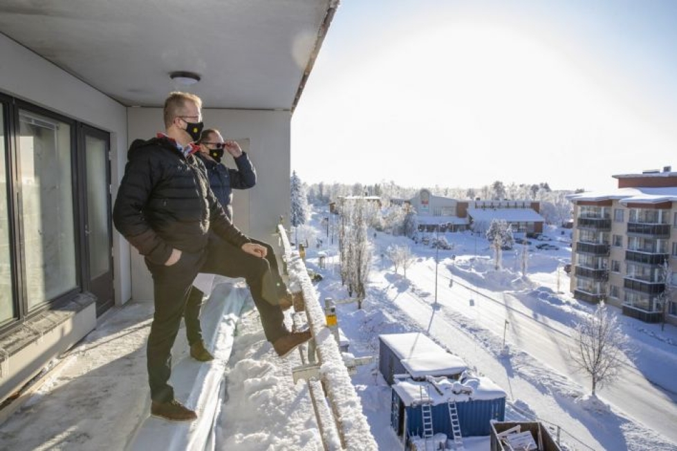 Taloykkösten Erik Räty ja Ismo Leppänen ihailevat näkymiä ylimmän kerroksen parvekkeelta.