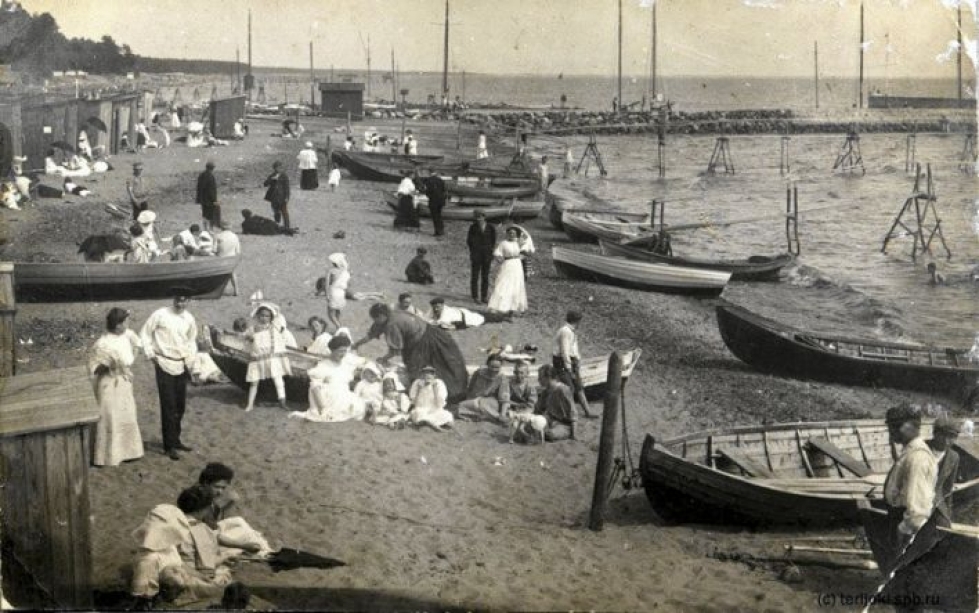 Terijoen hienot hiekkarannat houkuttelivat lomailijoita. Kuva vuodelta 1915.