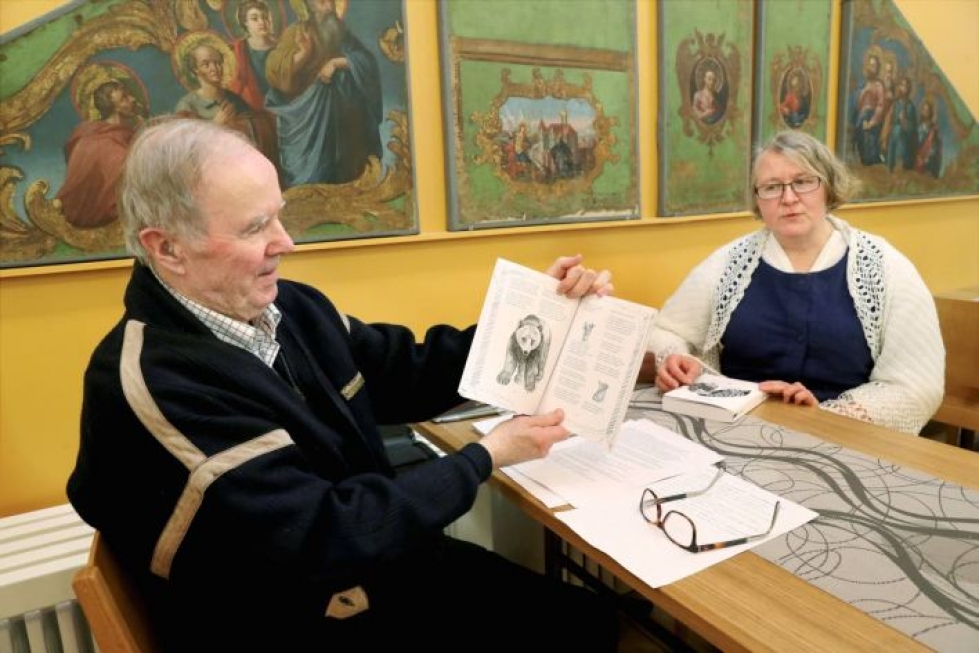 Kirjailija Aaro Mensonen ja kuvittaja Armi Jaloniemi esittelivät painotuoreita Sanondoi- ja Sananpolvii da sanoi -kirjoja niiden julkistamistilaisuudessa.