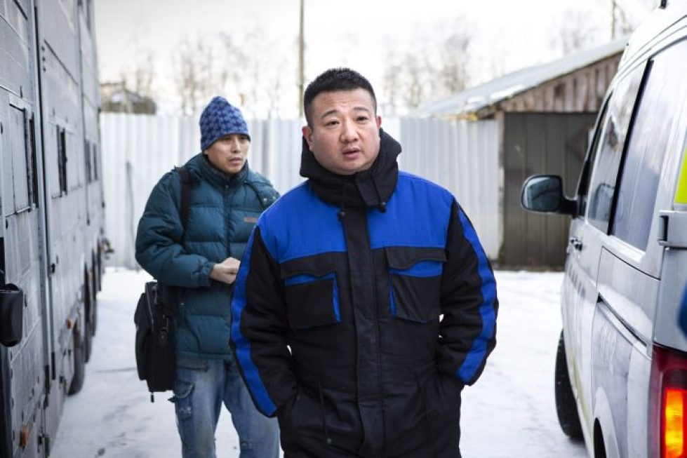 Kettutarhan kiinalainen omistaja Pan Jian Ping (oik.) ja hänen avustajansa Zheng Huin olivat tarhallaan Kokkolassa perjantaina. tammikuuta. LEHTIKUVA / Ulla Nikula