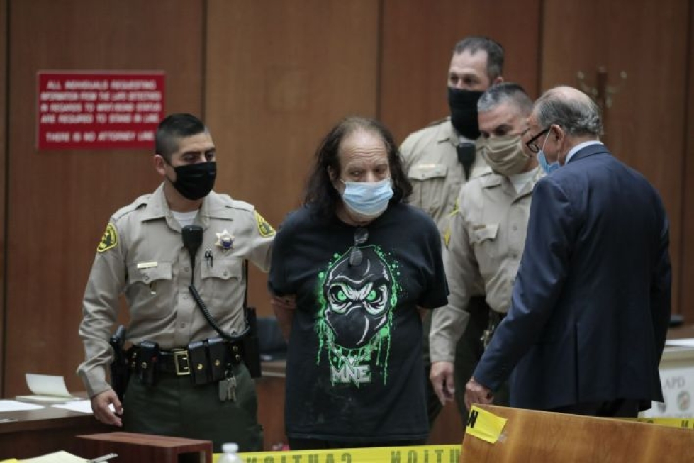 Ron Jeremyä (keskellä) tuotiin oikeuden eteen tiistaina paikallista aikaa. LEHTIKUVA / AFP