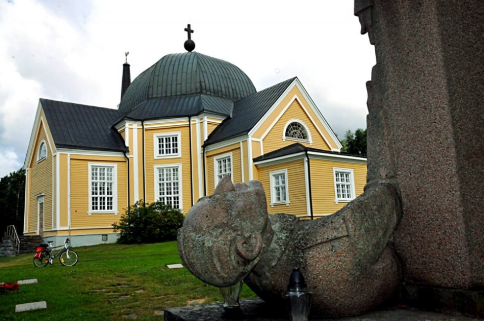 Karjalainen 20110818 sivu 3 keltainen helmi Rääkkylän kirkko on arkkitehtuurinen helmi  kuntakeskuksen korkeimmalla paikalla.