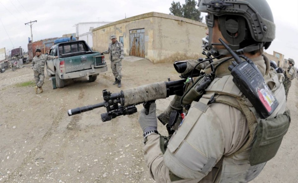 Suomalaisia rauhanturvaajia partioi tukikohtansa ulkopuolella Mazar-i-Sharifissa Afganistanissa viime vuoden lopulla.