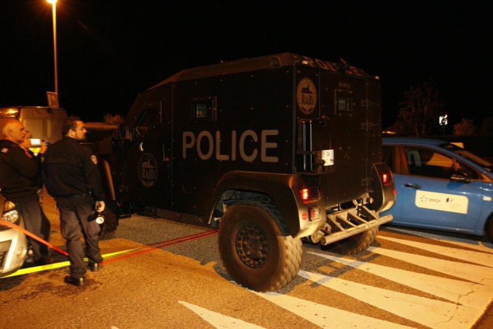 Ranskassa poliisin erikoisjoukot hälytettiin yöllä Pariisin länsipuolella sijaitsevaan lähiöön panttivankitilanteen takia. Kolme ihmistä sai surmansa piiritysdraamassa. LEHTIKUVA/AFP