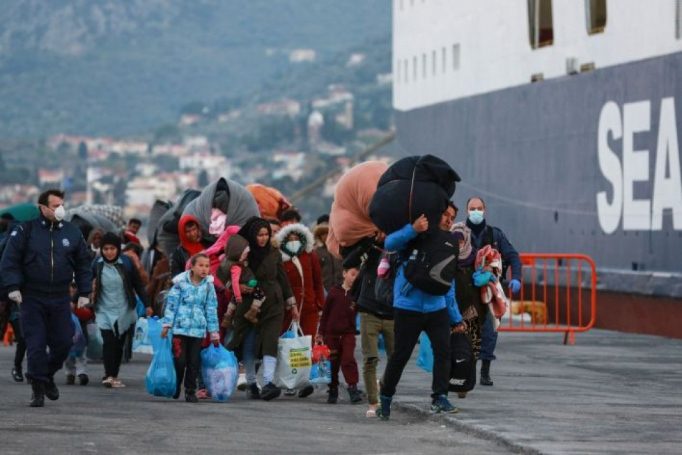 Pakolaisia ja siirtolaisia saapumassa satamaan Lesboksen saarelle Kreikkaan. LEHTIKUVA/AFP