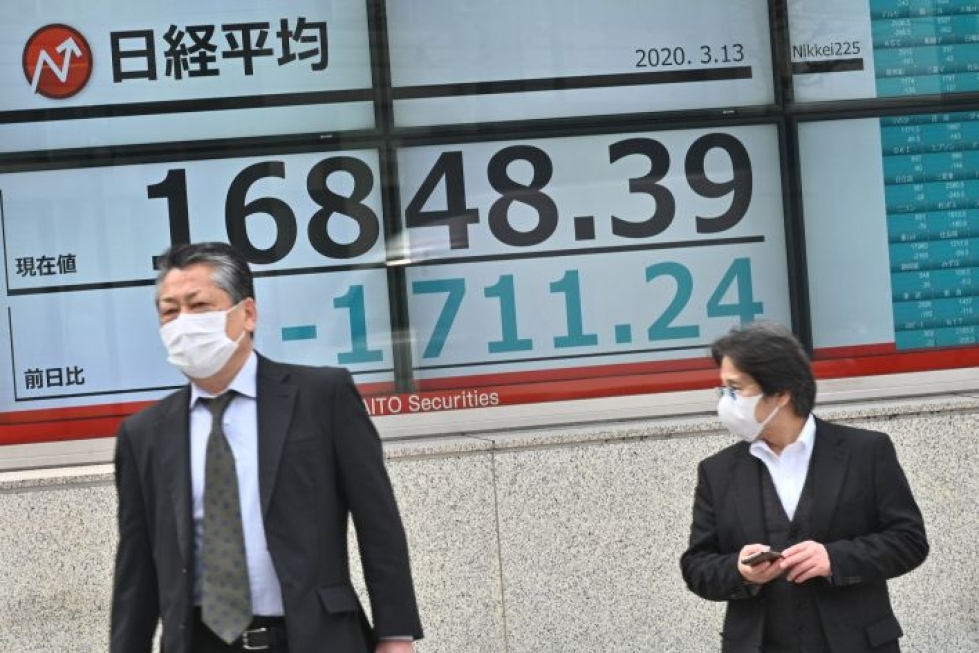 Tokiossa pörssikurssit ovat jälleen rojahtaneet. LEHTIKUVA/AFP