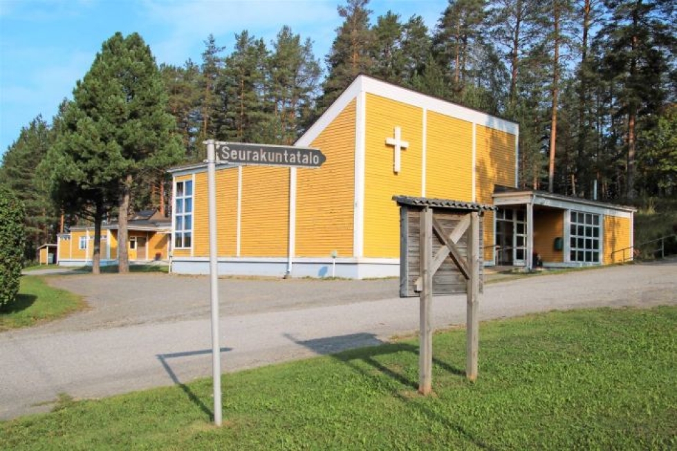 Rääkkylän seurakuntakeskus on ollut tyhjillään jo kohta parisen vuotta. Sitä on yritetty vuokrata ja myydäkin, mutta tuloksetta.