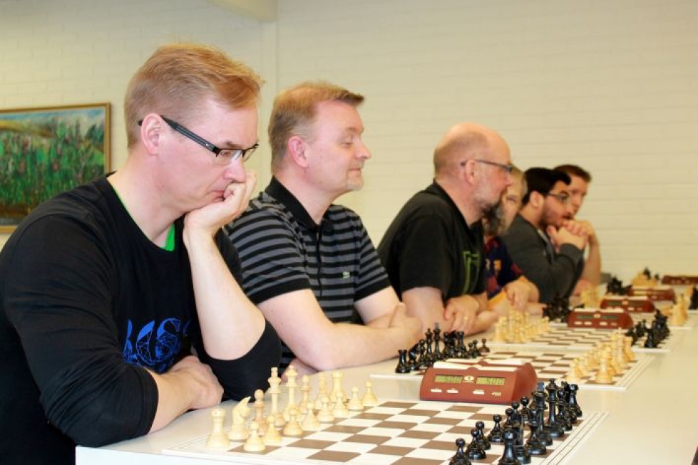 Jukka Behm (vas.) voitti turnauksen, Marko Jönhede (toinen vas.) oli kakkonen ja vahvasti aloittanut Tapani Mustonen (kolmas vas.) hyytyi kuudenneksi. 
