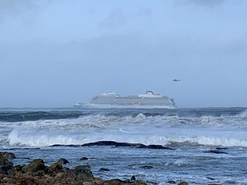 Norjalainen risteilijäalus lähetti hätäkutsun lauantaina. Alukselta on evakuoitu yli 200 ihmistä. 