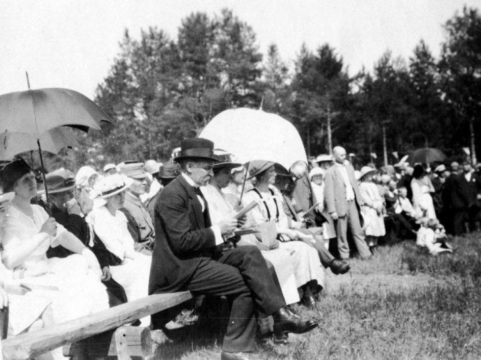 Presidenttipari Ståhlberg Niittylahden juhlakentän auringonpaisteessa 20.6.1920