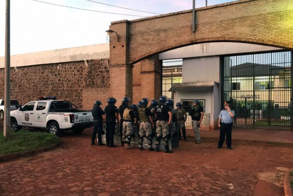 Paraguayssa Etelä-Amerikassa lähes 80 erittäin vaaralliseksi kuvailtua vankia on onnistunut vankilapaossa.