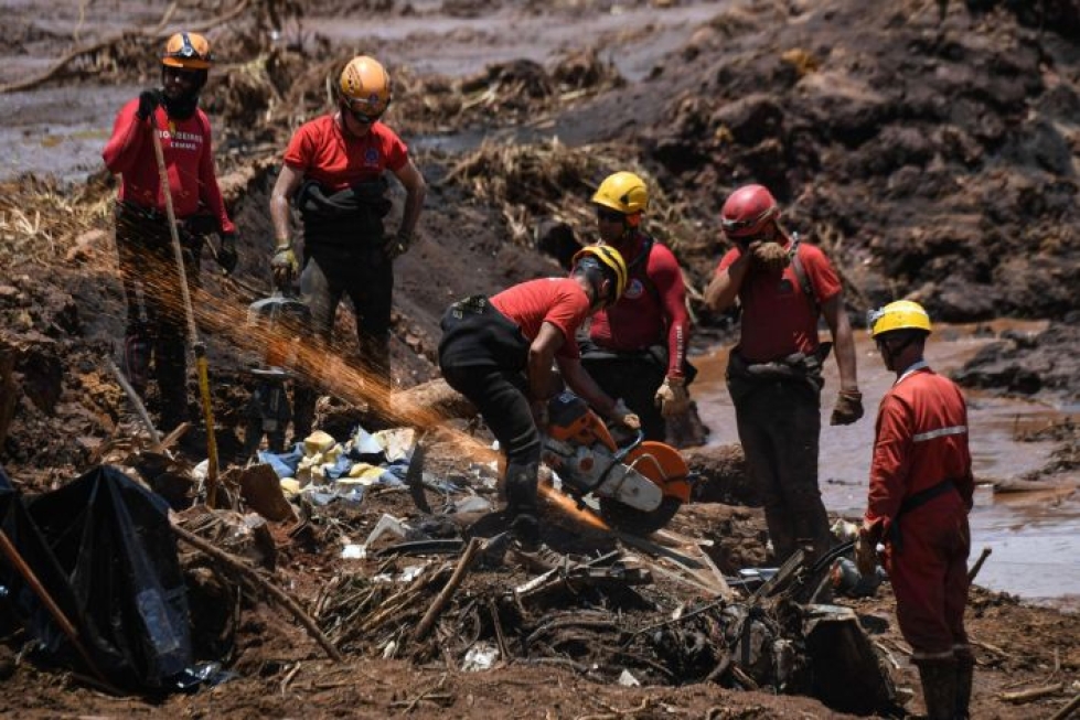 Pelastushenkilöstöä etsimässä patoturman uhreja Brasiliassa lähellä Brumadinhon kaupunkia. LEHTIKUVA / AFP