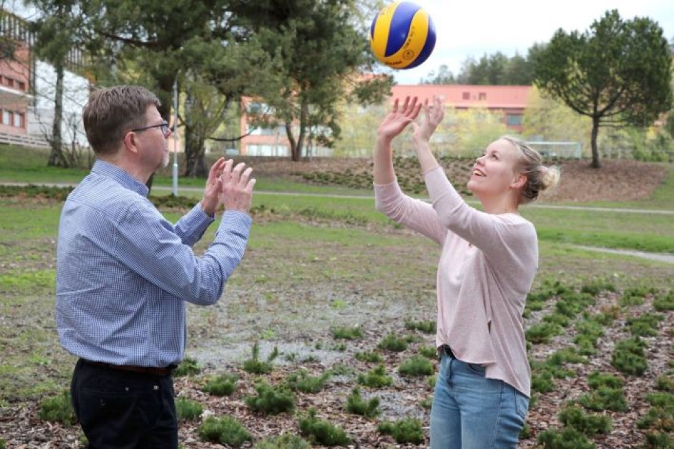 Tiina Pöytäniemi on tehnyt lentopallograduaan liikuntasosiologian professorin, joensuulaisen Hannu Itkosen ohjauksessa.