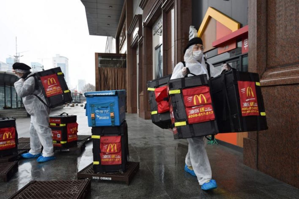 McDonald'sin työntekijät pukeutuivat suojavarusteisiin viedessään ruokaa asiakkaille Kiinan Wuhanissa, josta koronavirus lähti liikkeelle.
