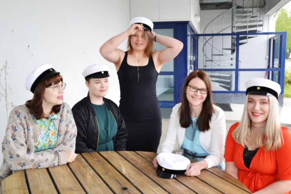 Lotta Hakkarainen (vas.), Jenita Behm, Elli-Noora Törrönen, Iida Haaranen ja Sofia Arnold sovittivat valkolakkejaan.