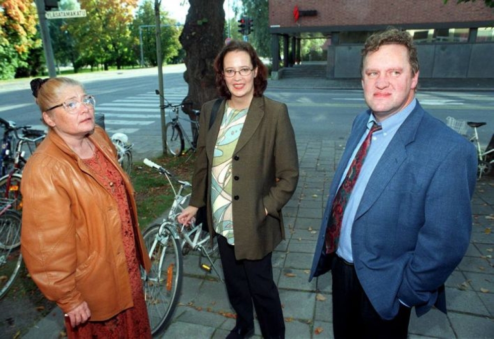 Matti Mäkelä on ollut Joensuun kirjallisuustapahtuman tukipilareita jo kauan. Vuodelta 2000 olevassa kuvassa Mäkelän seurana ovat kirjailija Irja Rane ja ohjaaja Eira Mollberg.