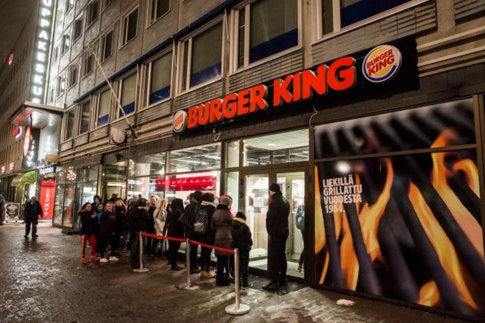 Burger Kingin testitilaisuuteen jonotettiin tiistaina alkuillasta Joensuussa.