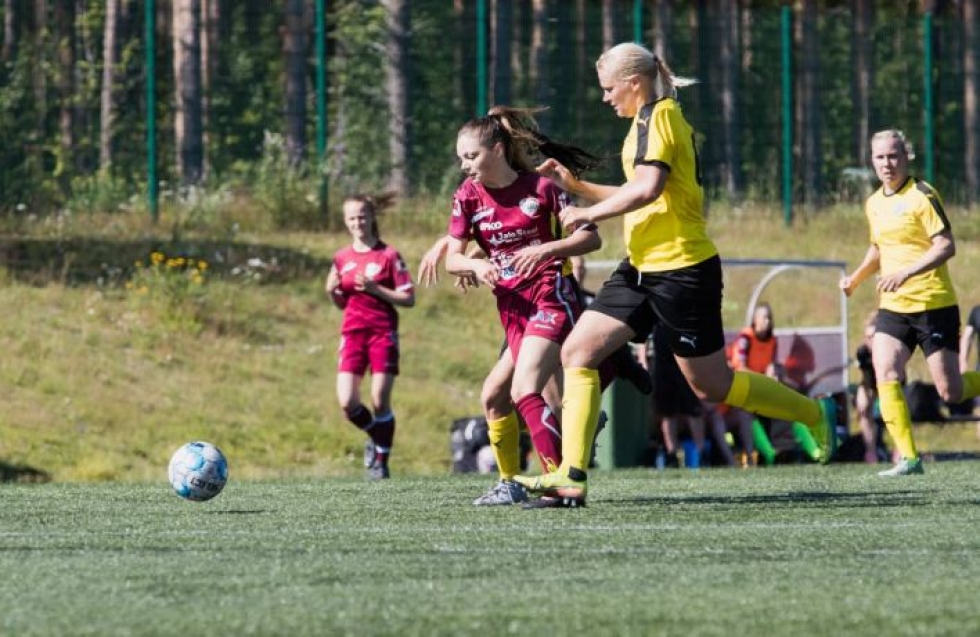FC Hertan Greta Moilanen (vas.) oli sunnuntain kotiottelussa joukkueensa parhaimmistoa.