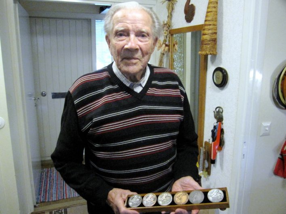 Outokummun Hugo Niskanen avasi SM-kisauransa Joensuun SM-maastoissa vuonna 1941. Niskanen esitteli 90-vuotishaastattelussa vuonna 2010 Kalevan kisoista saavuttamiaan SM-mitaleja. Hän menehtyi vuonna 2014.