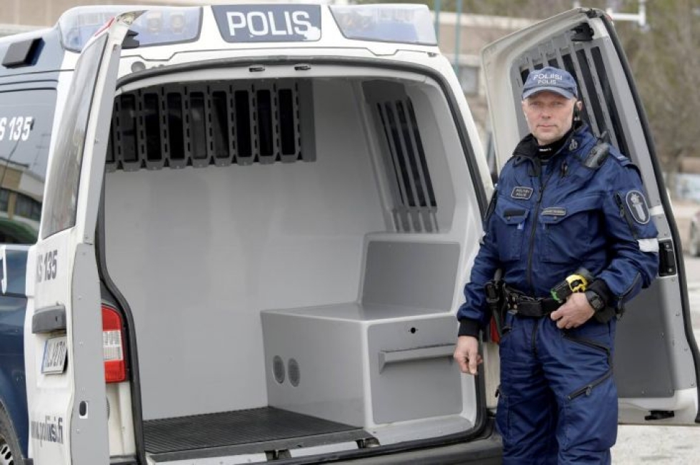 Maalaispoliisi Jouni Rinteellä on avoimet ovet huijareille.