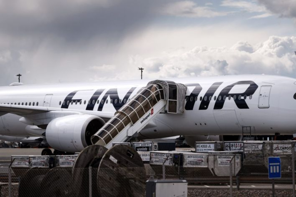 Finnairin mukaan lentojen kysyntä on ollut matkustusrajoitusten vuoksi ennakoitua vähäisempää. LEHTIKUVA / RONI REKOMAA
