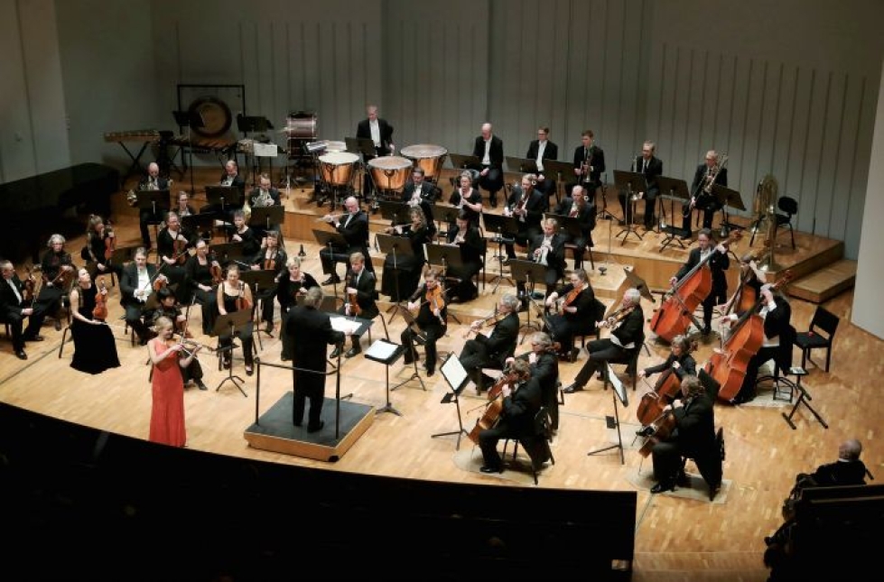 Arkistokuvassa menossa Joensuun kaupunginorkesterin konsertti vuonna 2018. Atso Almila johtaa, viulisti Essi Höglund solisteeraa Stradivariuksella.