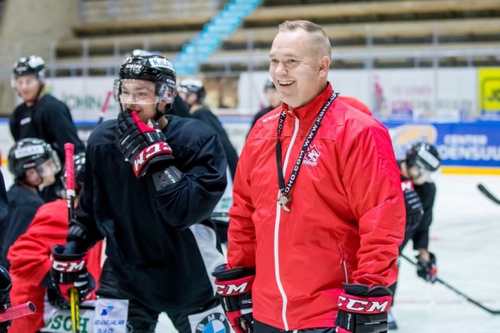Joensuun Kiekko-Poikien päävalmentaja Joni Petrell on tyytyväinen, kun ympärillä jatkavat samat tutut valmentajat.