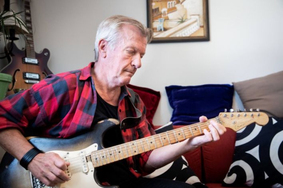 Risto "Rice" Riikonen sylissään Stratocaster-tyylinen lempikitaransa, joensuulaisen soitinkorjaaja Pekka Kurjen 80-luvulla osista kokoama niin sanottu palacaster.