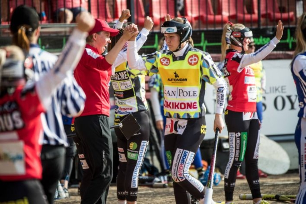 JoMan naisten toinen pelinjohtaja Laura Jehkonen ja Hanna Toivanen saivat tuulettaa lauantain kotipelissä. JoMan voittotahti jatkui sunnuntaina Helsingissä.