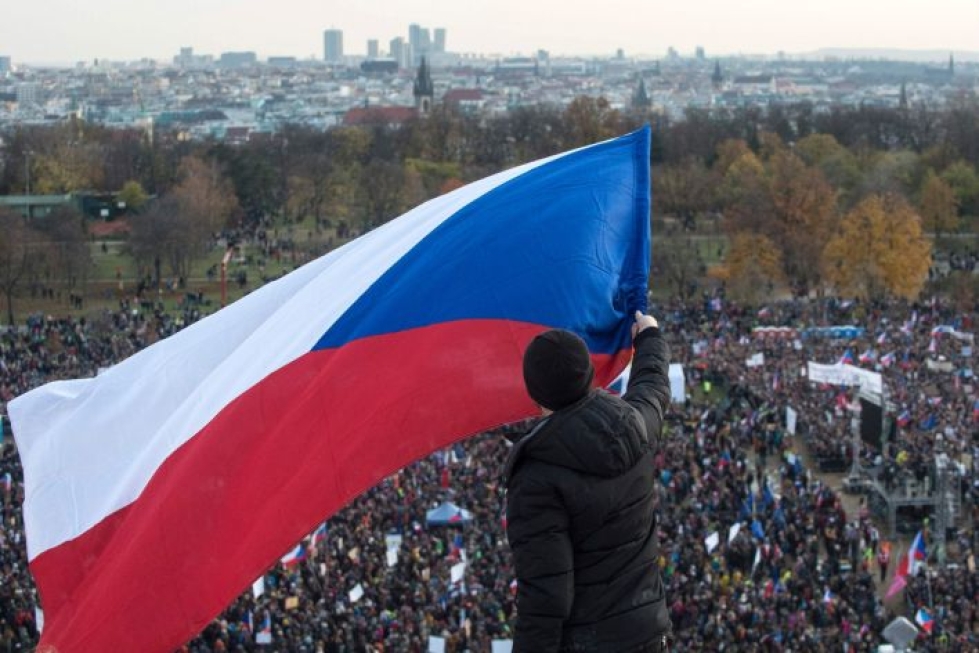 Mies piteli Tshekin lippua pääministerin eroa vaativassa mielenosoituksessa Prahassa. Pääkaupungin suurprotestiin oli lauantaina kokoontunut ainakin 250 000 ihmistä. LEHTIKUVA/AFP