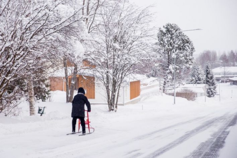 "Aika myöhäisessä vaiheessahan lumi tänä vuonna tuli", Ritva Heikkinen totesi Ilomantsin kylänraitilla.