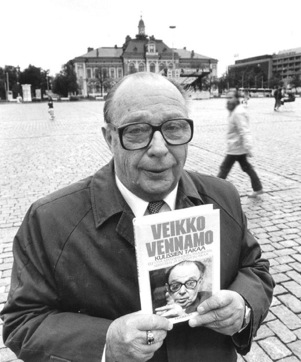 Savon Sanomat 20110404 sivu 2: Poliittisena puhujana Veikko Vennamo oli aivan toista maata kuin hänen jalanjälkiään seuraava Timo Soini. Kuvassa Vennamo on Kuopion torilla vuonna 1983.