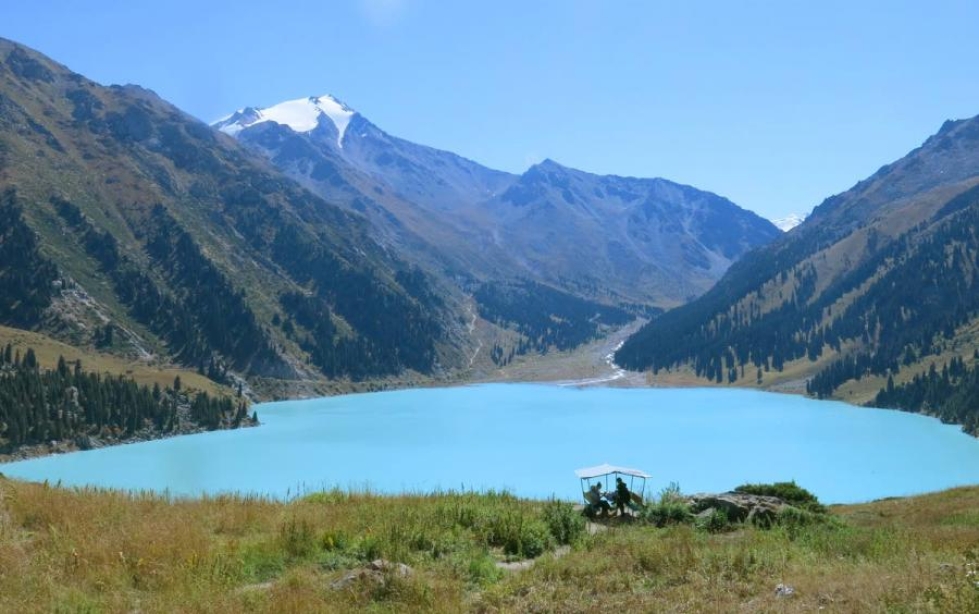 Suuren Almatyjärven ympäristön monet huiput sijaitsevat yli 4000 metrin korkeudessa, järvi 2500 metrissä. Järveä ympäröi 200 000 hehtaarin laajuinen Alataun kansallispuisto.