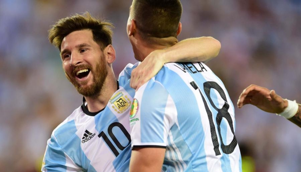 Argentiinan neljännen maalin tekijä Erik Lamela (oik.) juhli osumaansa Lionel Messin kanssa. Messi on maalin päässä Argentiinan kaikkien aikojen maalikuninkuudesta. LEHTIKUVA/AFP