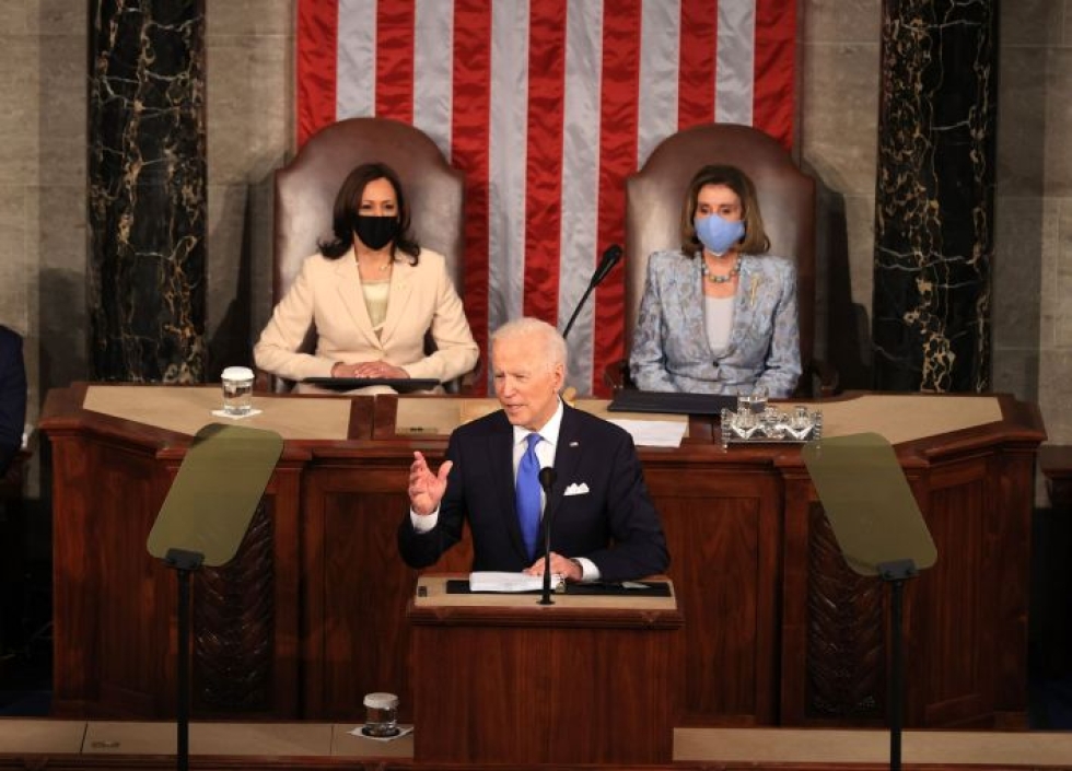 Presidentti Joe Bidenin takana varapresidentti Kamala Harris (vas.) ja edustajainhuoneen puhemies Nancy Pelosi. Lehtikuva/AFP