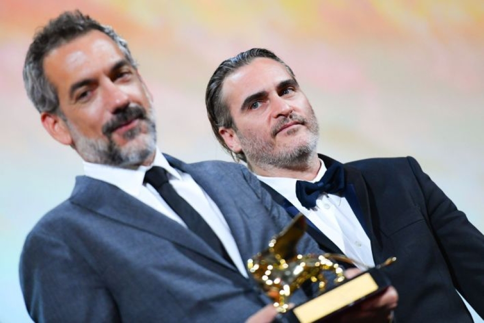 Venetsian elokuvajuhlien pääpalkinnon pokkasi ohjaaja Todd Phillips elokuvastaan Joker. Kuvassa mukana myös näyttelijä Joaquin Phoenix. LEHTIKUVA/AFP